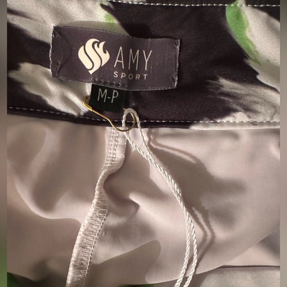 NWOT Amy Sport $160 women’s medium golf skort. Green & black print. Never worn - Picture 5 of 12